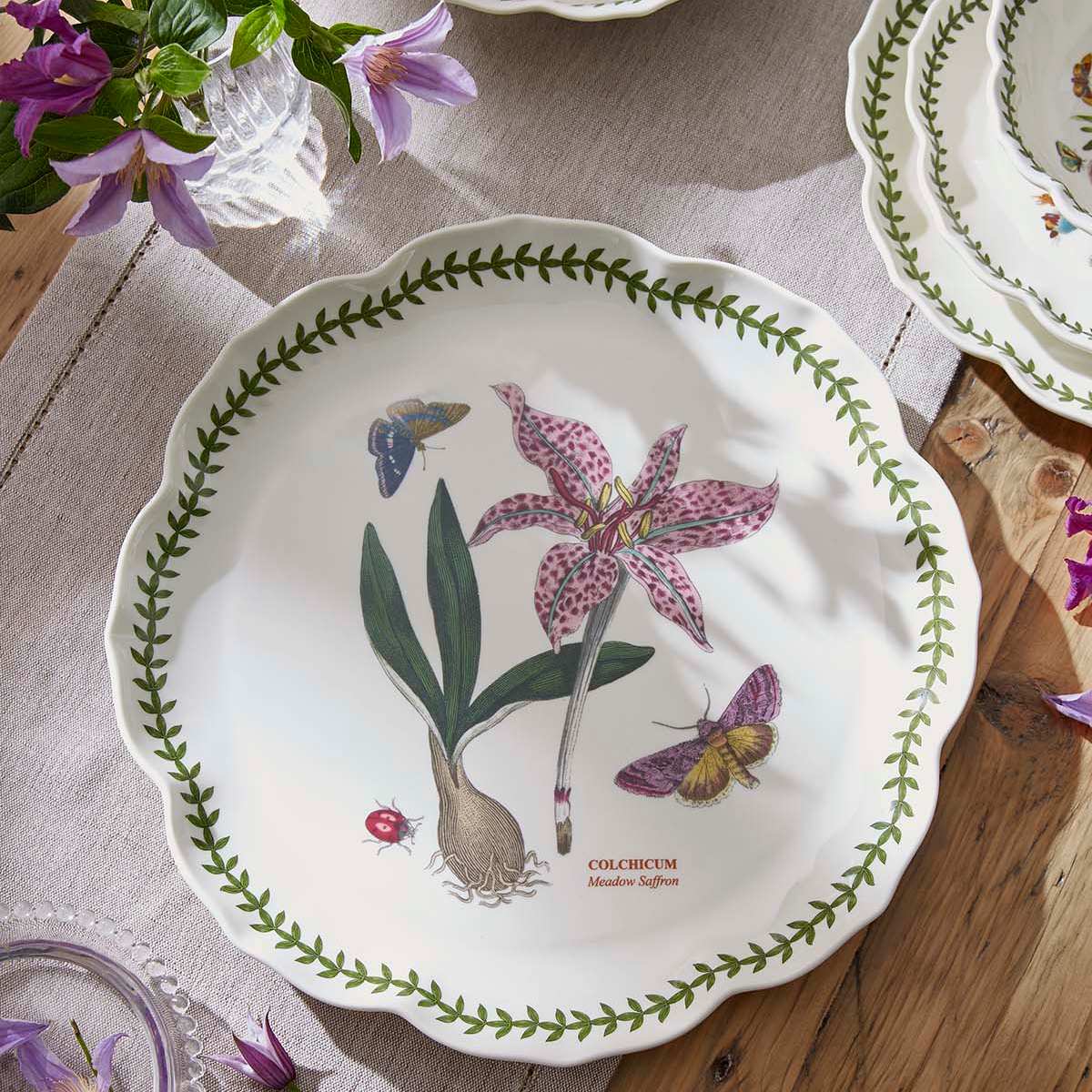 ボタニックガーデン ロータスブロッサム 13.5インチプラッター - メドウサフラン